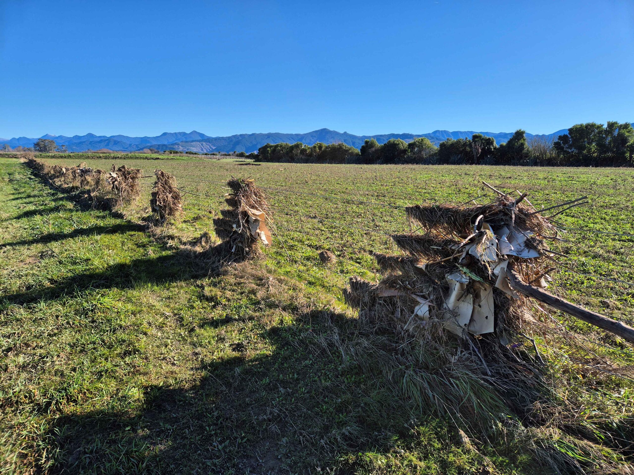 Flood resilient fences